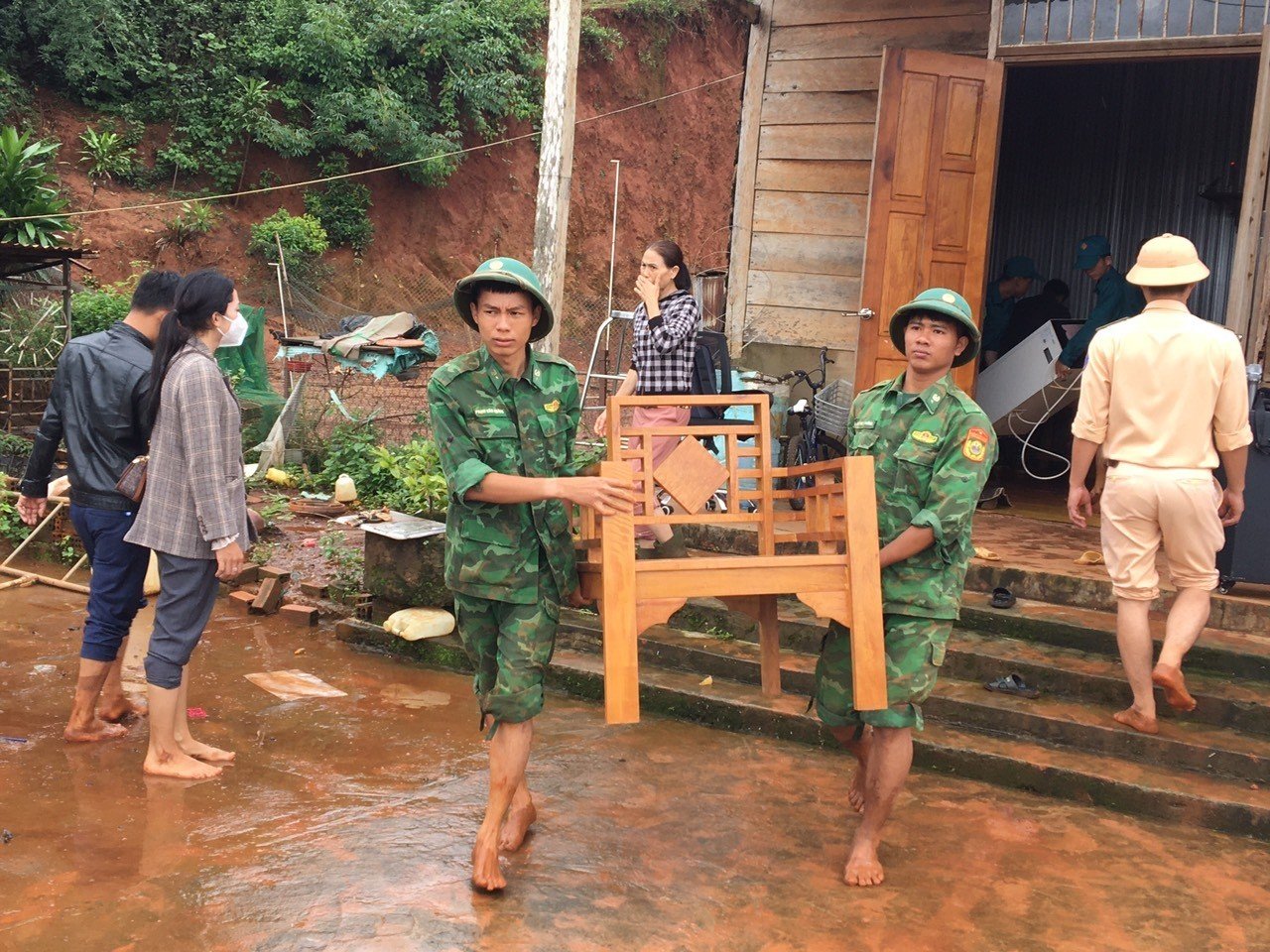 Border troops help Dak Nong people overcome flood consequences