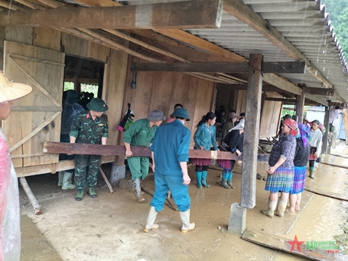 Yen Bai troops actively join hands to support flood-hit victims