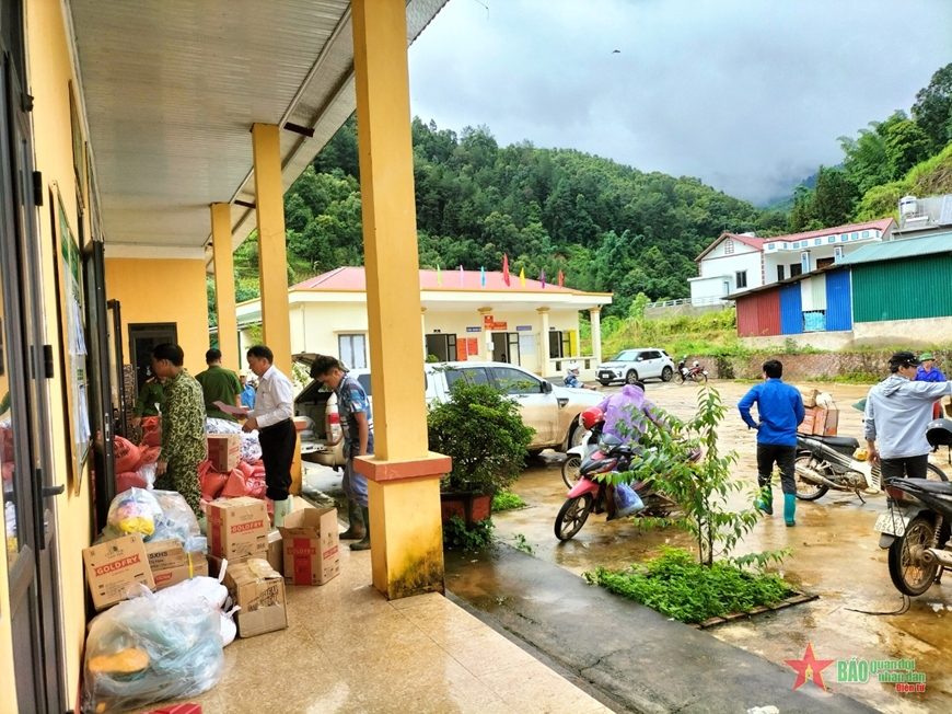 Yen Bai troops actively join hands to support flood-hit victims