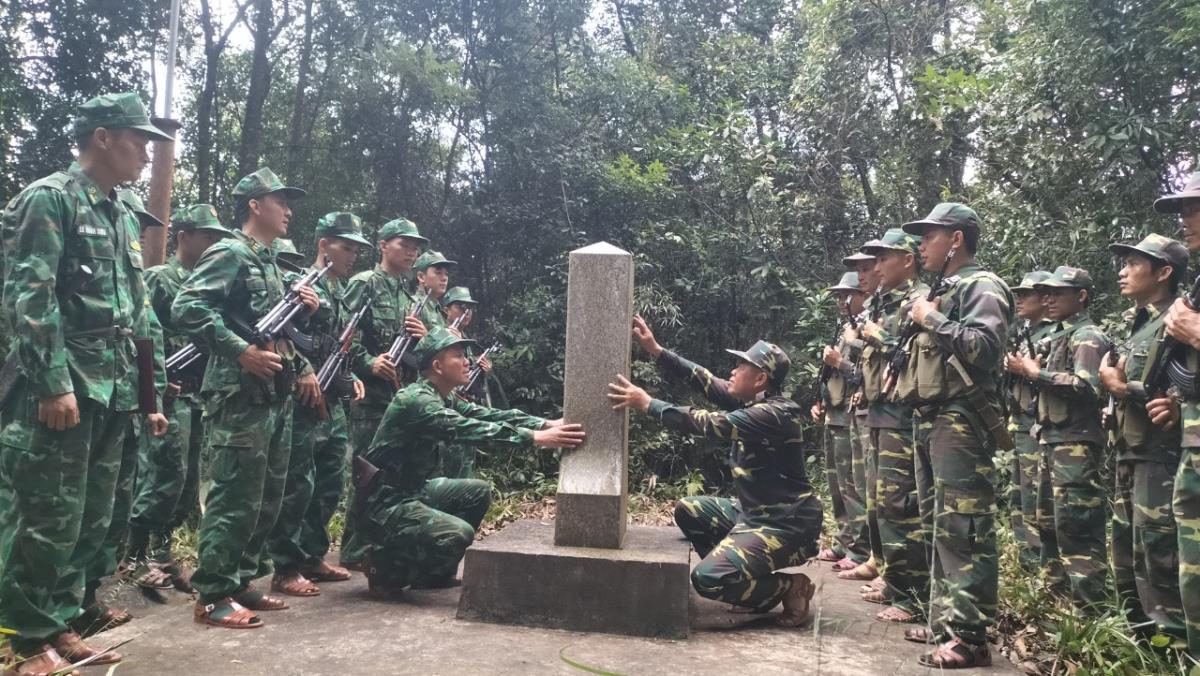 Vietnamese, Lao Border Guard Units Conduct Joint Patrol