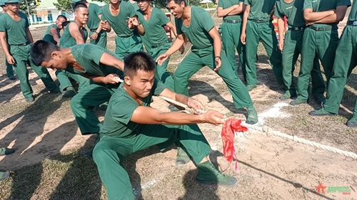 Regiment 885 conducts activities to celebrate National Day