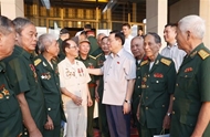 National Assembly Chairman meets with revolutionary soldiers from Nghe An province