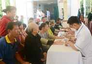 Military units care for needy students in Binh Phuoc