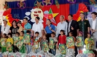 Military units present Mid-Autumn gifts to children in border areas