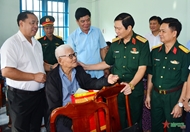 Defense leader presents gifts to policy beneficiaries in Binh Duong