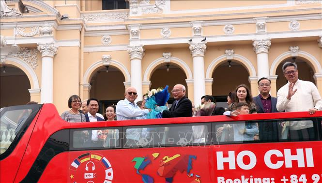 Special buses run in Ho Chi Minh City to promote Vietnam - Cuba solidarity