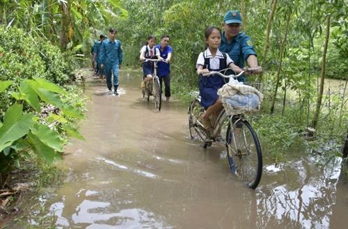 Troops help local people surmount flooding aftermath
