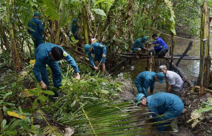 Troops help local people surmount flooding aftermath
