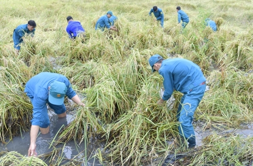 Troops help local people surmount flooding aftermath