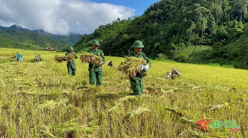 Troops help local people surmount flooding aftermath
