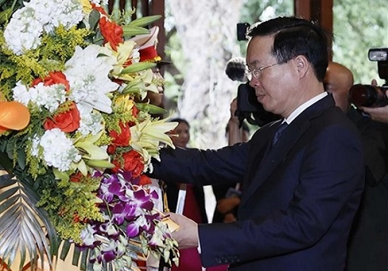 State leader pays homage to President Ho Chi Minh in Nghe An
