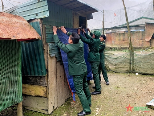 Border guard troops help people protect themselves and their domestic ...