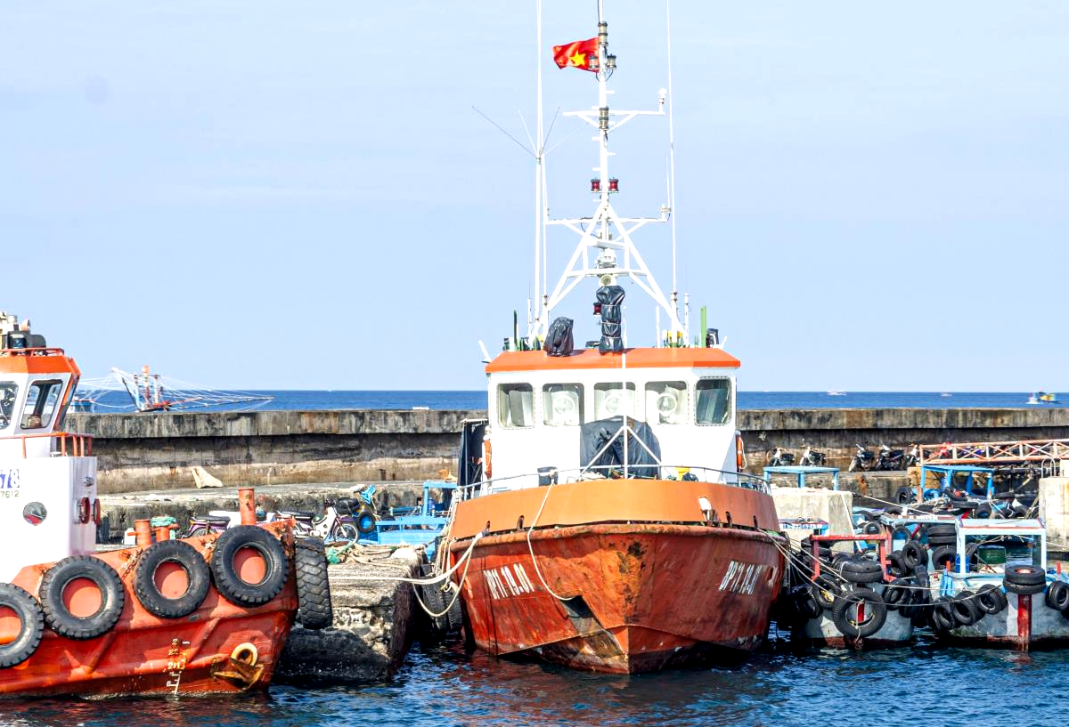 Brave rescuers at sea