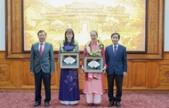 Two foreigners awarded honorary citizenship title of Thua Thien Hue