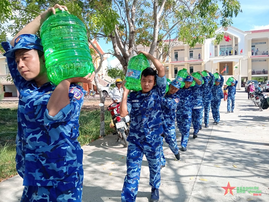 Naval Flotilla 42 provides purified water for people in Nam Can