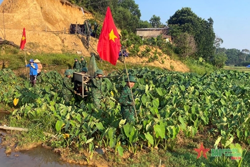 Border troops help people harvest rice