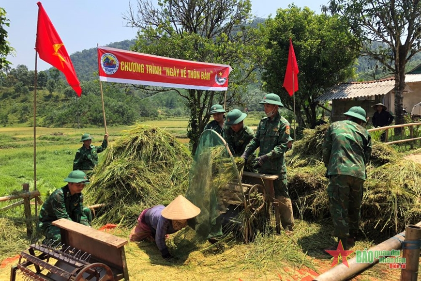Border troops help people harvest rice