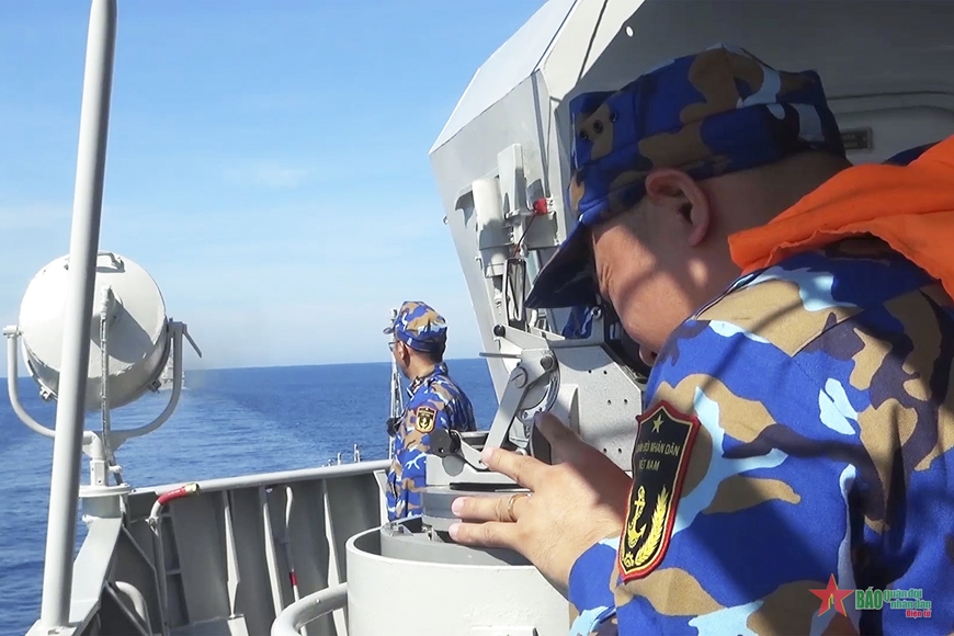 View - 	Brigade 162 completes training at sea for ships’ crew-members