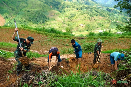 Ha Giang: Troops exert all-out efforts to help people overcome flood ...