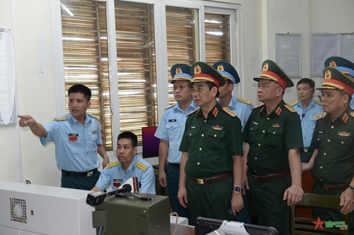 View - 	Defense minister visits localities in Hai Phong city