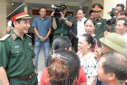 View - 	Defense minister visits localities in Hai Phong city