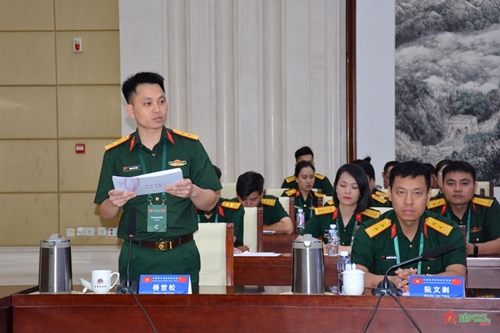 View - 	Vietnamese and Chinese young officers hold seminar