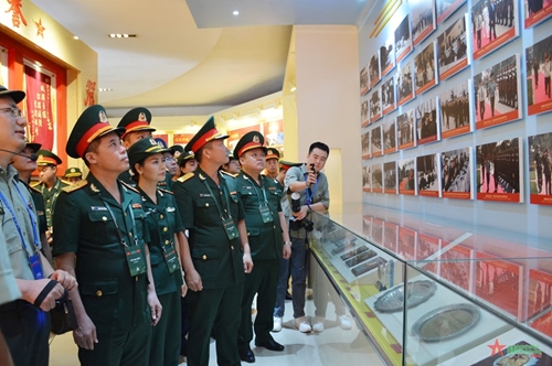 View - 	Vietnamese and Chinese young officers hold seminar