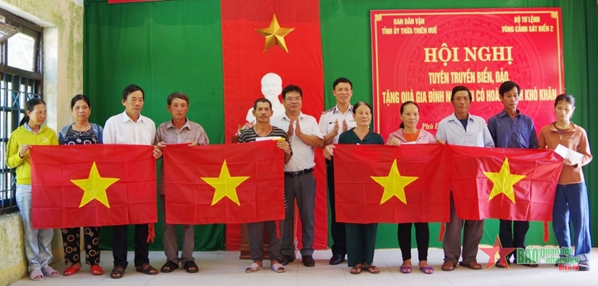 View - 	Coast guards support people in Thua Thien Hue and Tra Vinh