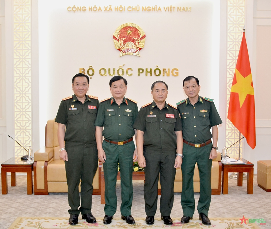 Defense leader receives Lao military attachés