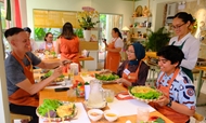 Foreigners learn to make Vietnamese dishes