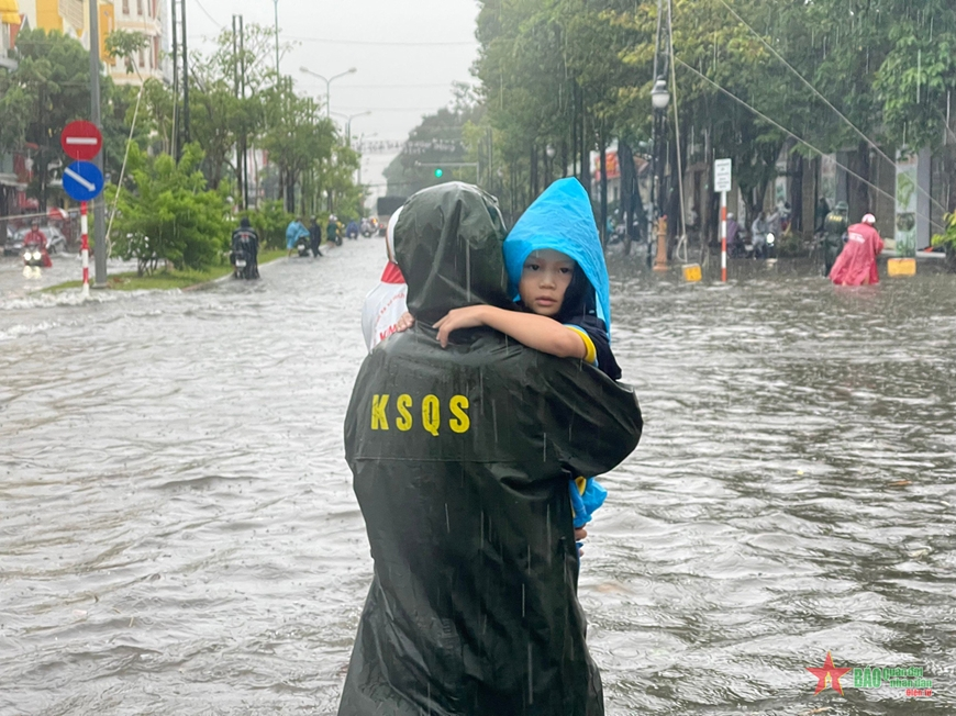 Kien Giang: Troops help people overcome flood consequences