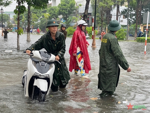Kien Giang: Troops help people overcome flood consequences
