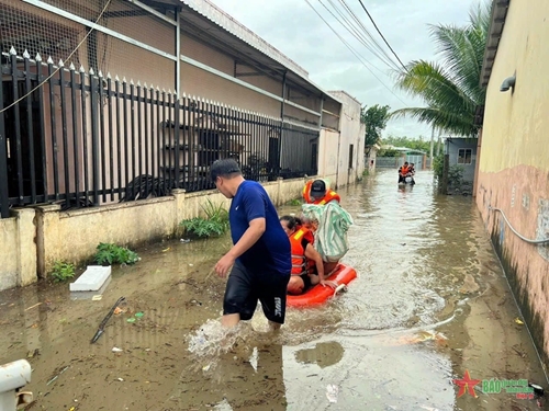 Kien Giang: Troops help people overcome flood consequences