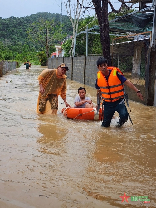 Kien Giang: Troops help people overcome flood consequences