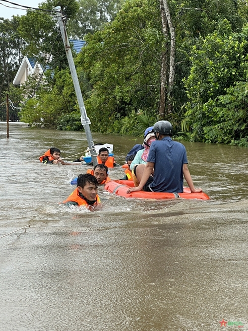 Kien Giang: Troops help people overcome flood consequences