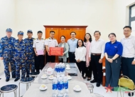 Ho Chi Minh City authorities present gifts to policy families and troops in Con Dao