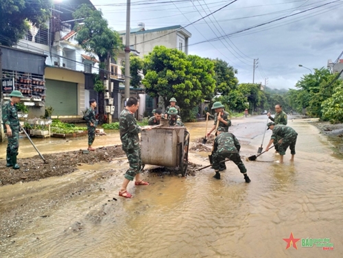 More than 200 troops in Son La province help locals overcome flood ...
