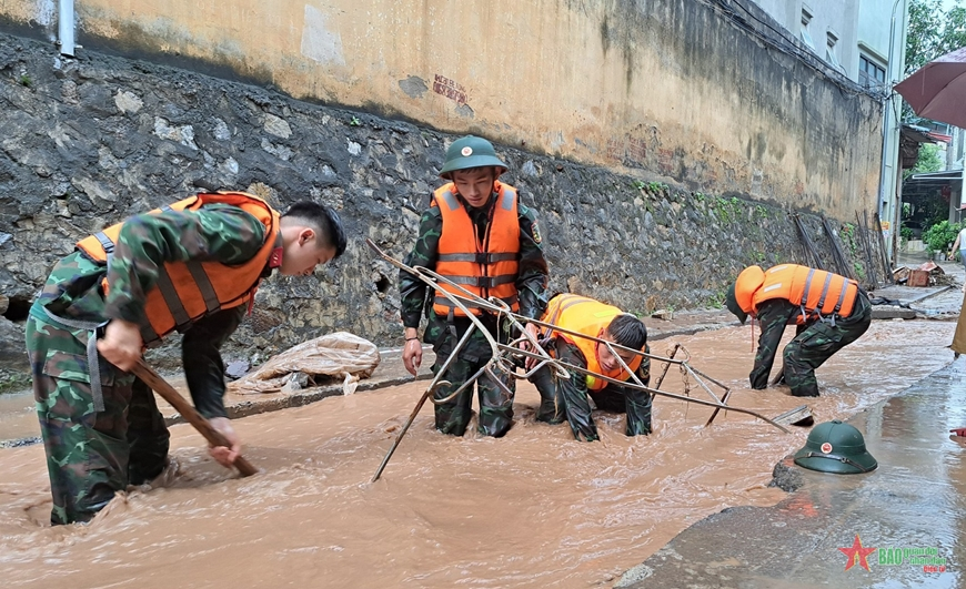 More than 200 troops in Son La province help locals overcome flood ...
