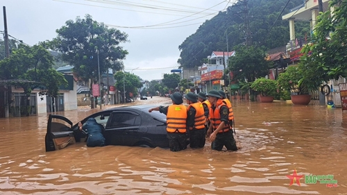 More than 200 troops in Son La province help locals overcome flood ...