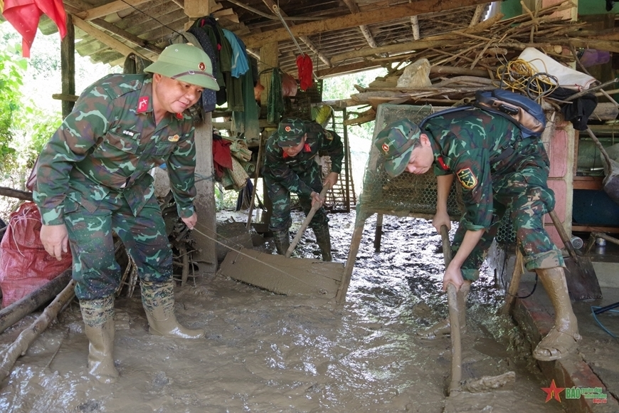 Troops help people overcome aftermath of floods