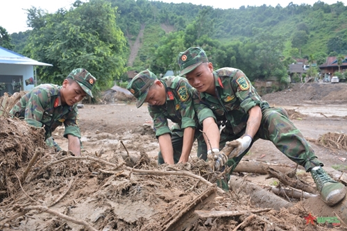 Troops and militiamen accompany flood-hit people in Dien Bien