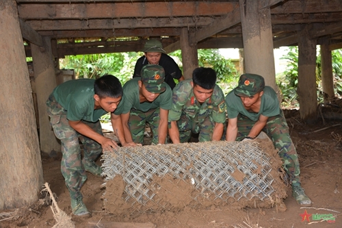 Troops and militiamen accompany flood-hit people in Dien Bien