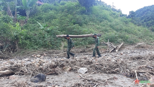 Troops and militiamen accompany flood-hit people in Dien Bien
