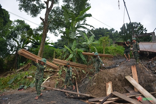 Troops and militiamen accompany flood-hit people in Dien Bien