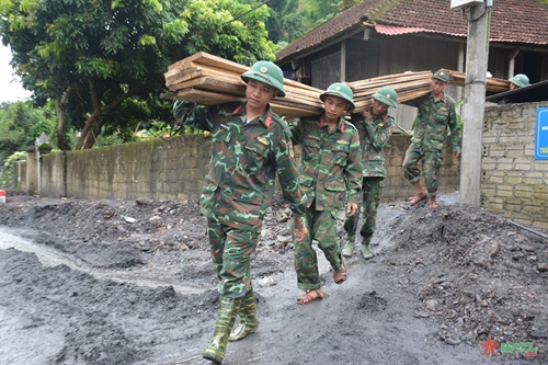 Troops and militiamen accompany flood-hit people in Dien Bien