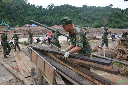 Troops and militiamen accompany flood-hit people in Dien Bien