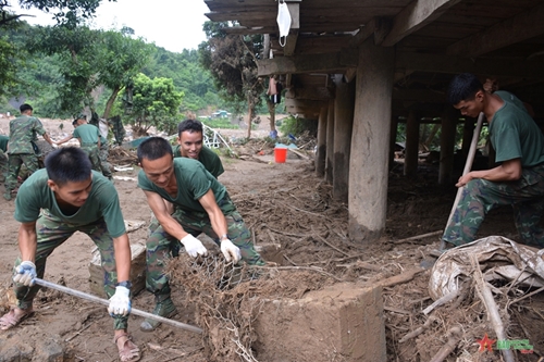 Troops and militiamen accompany flood-hit people in Dien Bien