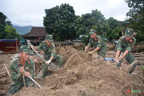 Troops and militiamen accompany flood-hit people in Dien Bien