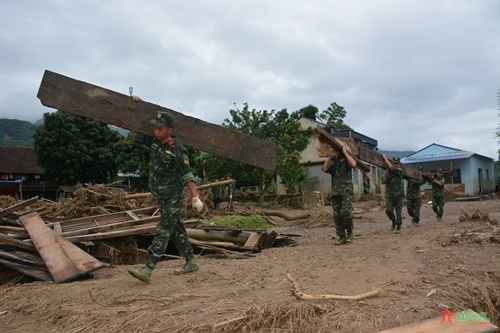 Troops and militiamen accompany flood-hit people in Dien Bien