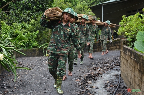 Troops and militiamen accompany flood-hit people in Dien Bien